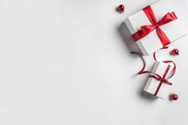Noel hediye kutuları kırmızı kurdele ve dekorasyon beyaz arka plan üzerinde. Noel ve mutlu yeni yıl tema. Düz yatıyordu, en iyi görünümü
