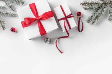Yaratıcı çerçeve Noel köknar yapılan Beyaz Kağıt arka plan kırmızı süslemeli, çam kozalakları dallarda. Noel ve yeni yıl tema. Düz yatıyordu, en iyi görünümü
