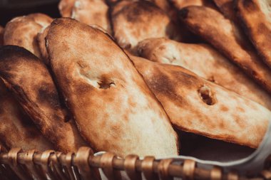 Baker yapım pide ekmek tandır (kil fırın). Pişirme işlemi. Birçok taze sıcak ekmek sepeti