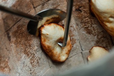 Baker yapım pide ekmek tandır (kil fırın). Pişirme işlemi. Birçok taze sıcak ekmek sepeti