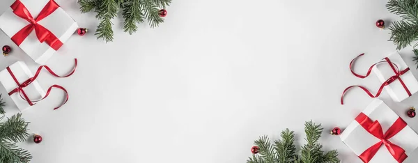 创意框架由圣诞冷杉分枝在白纸背景与红色装饰 圣诞节和新年主题 平面布局 顶部视图 — 图库照片