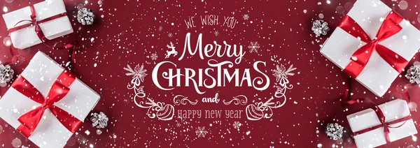 Kerst Geschenkdozen Met Rood Lint Decoratie Dennenappels Papier Van Witte — Stockfoto