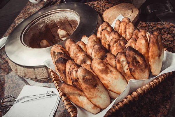 Baker Így Török Pita Kenyér Tandoor Agyag Sütő Sütési Folyamat — Stock Fotó