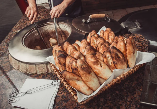 Baker Chleb Turecki Pita Tandoor Piecu Proces Pieczenia Wiele Świeżego — Zdjęcie stockowe