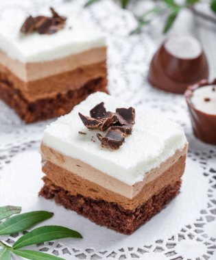 Beyaz çikolata ile mini kek, kakao ve şeker ışık arka plan üzerinde kapat.