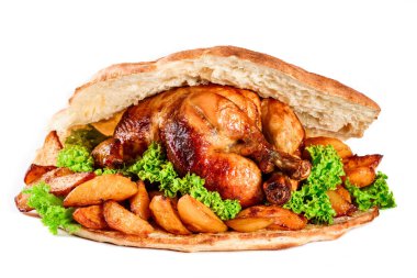 Kızartma tavuk ve patates beyaz arka plan üzerinde izole büyük bir sandviç. Izgara et