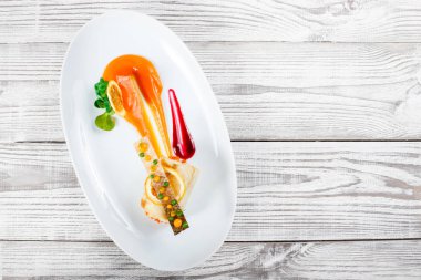 Balık sebze, peynir ve portakal sosu ile ahşap arka plan üzerinde rulo. Sıcak balık yemek. Üstten görünüm