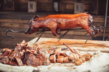 Bütün ızgara domuz eti biftek kesme tahtası üzerinde. Sıcak et