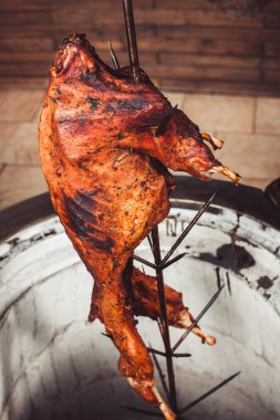 Yangın ve kömür, sıcak tandır ızgara ızgara kuzu. Sıcak et yemekleri
