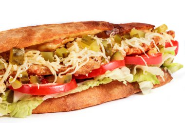 Sandviç taze Pide ızgara fileto tavuk, marul, domates, turşu ve beyaz zemin üzerine peynir dilimleri ile gelen