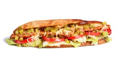 Sandviç taze Pide ızgara fileto tavuk, marul, domates, turşu ve beyaz zemin üzerine peynir dilimleri ile gelen