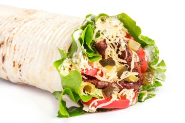 Börek sarar ızgara Fileto Biftek, marul, taze domates, turşu ve beyaz zemin üzerine peynir dilimleri