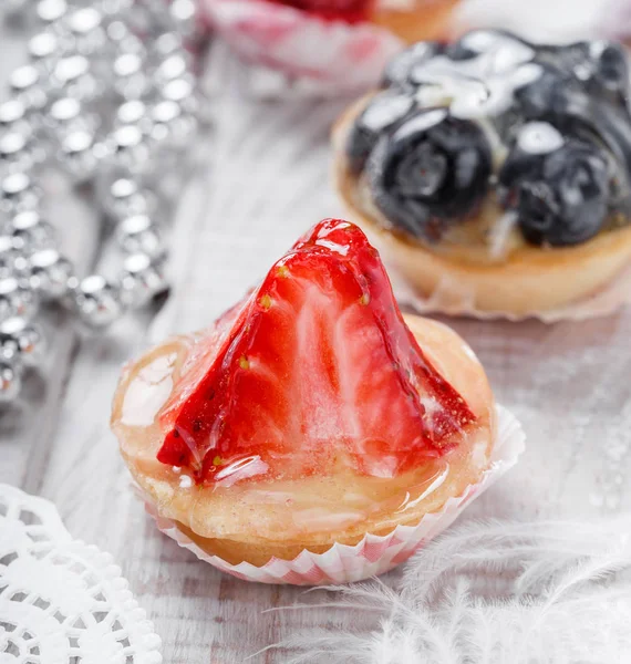Gyümölcsös Sütemények Bogyók Eper Könnyű Háttér Közelről Finom Desszert Candy — Stock Fotó