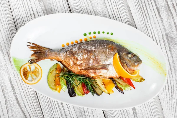 Grilované Ryby Dorado Restovanou Zeleninou Rozmarýnem Štítku Dřevěné Pozadí Zblízka — Stock fotografie