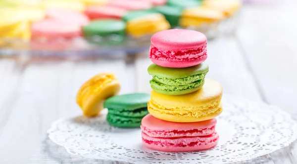 Macarons Savoureux Colorés Sur Serviette Foyer Sélectif Lumière Naturelle Dessert — Photo