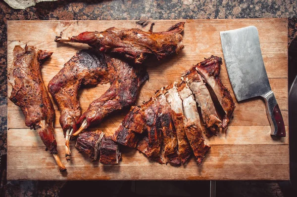 Cortar Cordero Parrilla Mesa Madera Con Cuchillo Vista Superior Platos — Foto de Stock