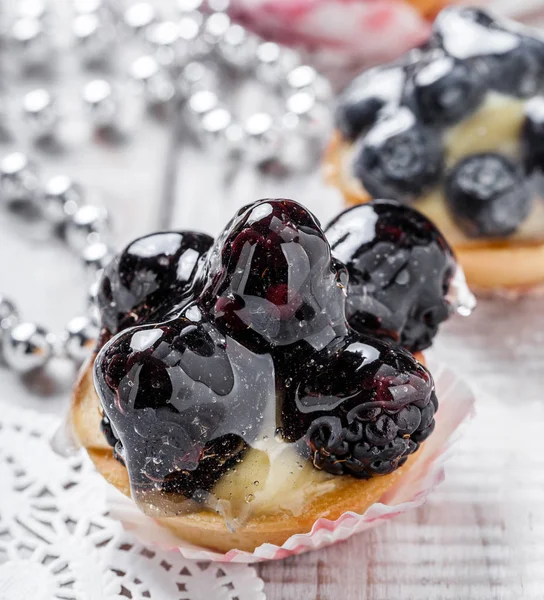 Gyümölcsös Sütemények Bogyók Eper Könnyű Háttér Közelről Finom Desszert Candy — Stock Fotó