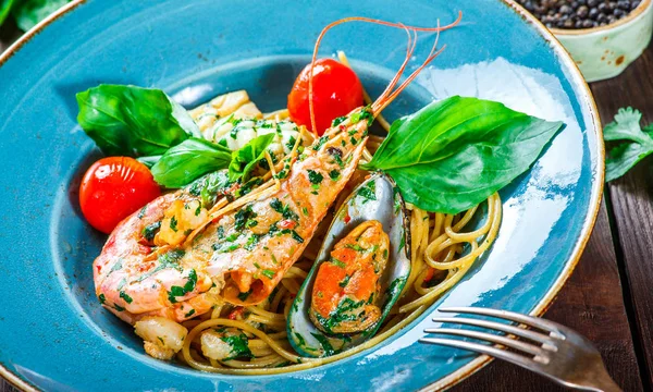 Italian Pasta Spaghetti Seafood Langoustine Mussels Squid Scallops Shrimp Parmesan — Stock Photo, Image