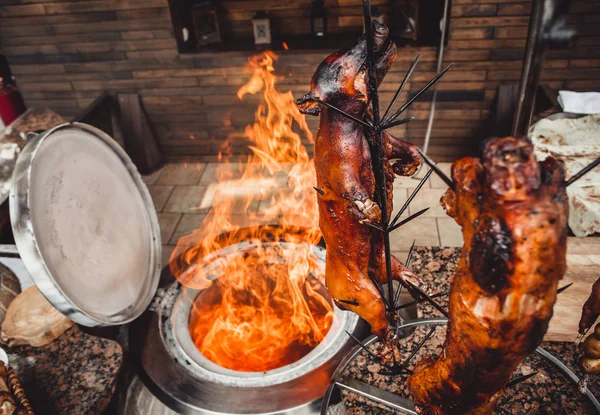 Porco Grelhado Cordeiro Chamas Carvão Churrasqueira Quente Pratos Carne Quente — Fotografia de Stock