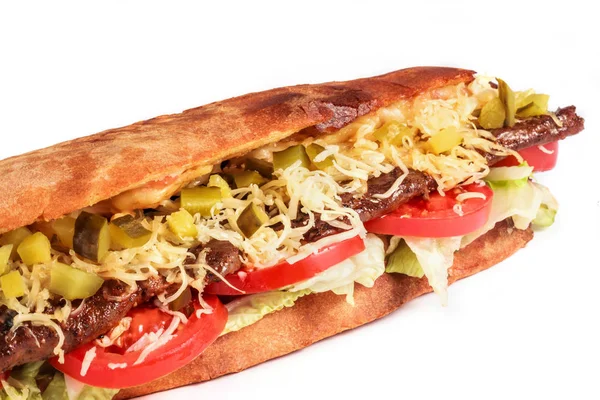 Sandviç taze Pide ızgara Fileto Biftek, marul, domates, turşu ve beyaz zemin üzerine peynir dilimleri ile gelen