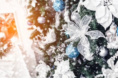 Noel ağacı arkaplanı ve karlı Noel süslemeleri, bulanık, parıltılı, parıltılı. Mutlu yıllar ve Xmas teması