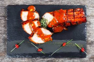 Jambon füme ahşap arka plan üzerinde taş arduvaz arka plan üzerinde domates soslu ızgara. Sıcak et yemekleri. Üstten görünüm 