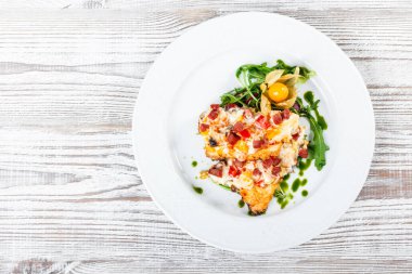 Peynir, sebze, jambon ve roka, physalis ahşap arka plan üzerinde gelen Salata tavuk biftek ızgara. Sıcak et yemekleri. Üstten görünüm, düz yatıyordu