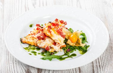 Peynir, sebze, jambon ve roka, physalis ahşap arka plan üzerinde gelen Salata tavuk biftek ızgara. Sıcak et yemekleri. Üstten görünüm, düz yatıyordu