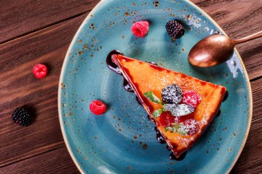 Taze meyveleri ve koyu ahşap arka plan, tatlı tatlı nane ile lezzetli peynirli kek. Vanilya peynirli kek. Üstten görünüm