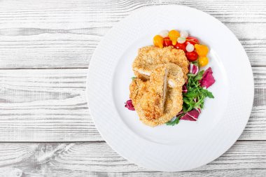 Izgara tavuk göğsü ile susam, salata lahana yağ ve rucola hafif ahşap zemin üzerinde. Sıcak et yemekleri