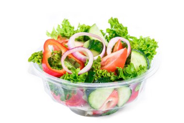 Taze sebze salatası beyaz arkaplanda izole edilmiş.