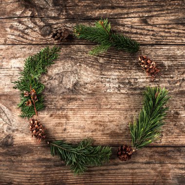 Noel çelenk köknar dalı, koni ahşap arka plan üzerinde. Noel ve mutlu yeni yıl tema. Düz yatıyordu, en iyi görünümü