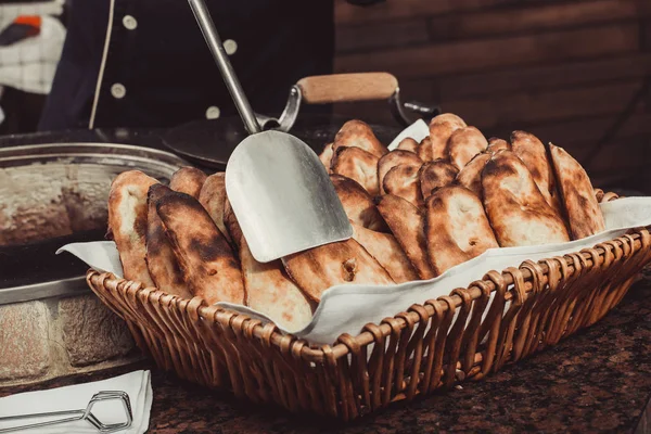 Baker Így Török Pita Kenyér Tandoor Agyag Sütő Sütési Folyamat — Stock Fotó