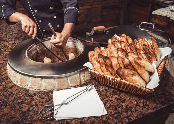 Baker Chleb Turecki Pita Tandoor Piecu Proces Pieczenia Wiele Świeżego — Zdjęcie stockowe