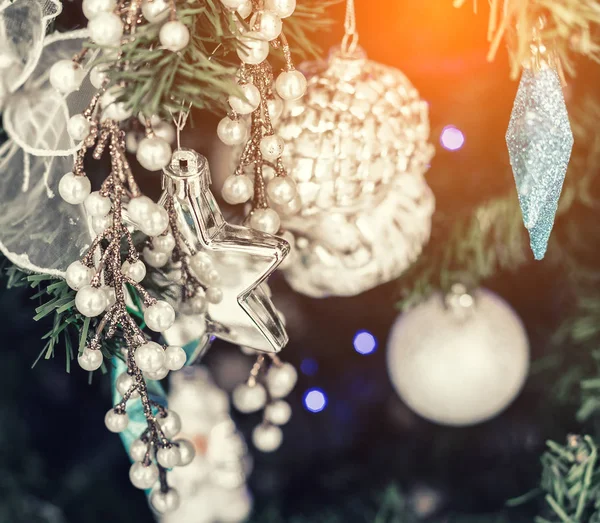 ぼやけ 輝くクリスマスツリーの背景とクリスマスの装飾 ハッピーニューイヤーとクリスマスのテーマ — ストック写真