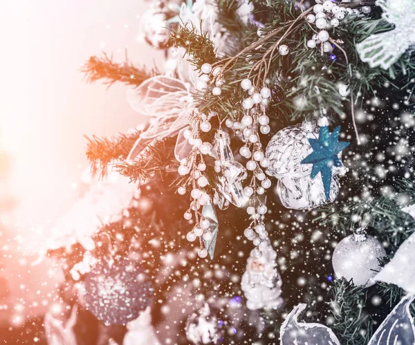 Christbaumhintergrund Und Weihnachtsschmuck Mit Schnee Verschwommen Funkelnd Leuchtend Frohes Neues — Stockfoto