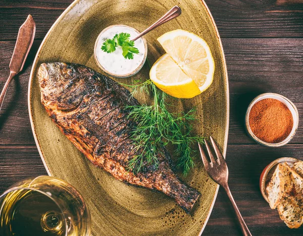 Poisson Dorado Grillé Avec Citron Légumes Verts Sur Fond Bois — Photo