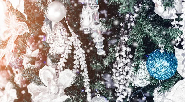 Choinka Tło Dekoracje Świąteczne Śniegiem Niewyraźne Iskry Świecące Szczęśliwego Nowego — Zdjęcie stockowe
