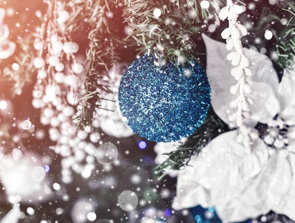 Christbaumhintergrund Und Weihnachtsschmuck Mit Schnee Verschwommen Funkelnd Leuchtend Frohes Neues — Stockfoto