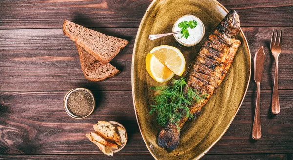 Pescado Horno Con Limón Verduras Plato Sobre Fondo Madera Delicioso — Foto de Stock