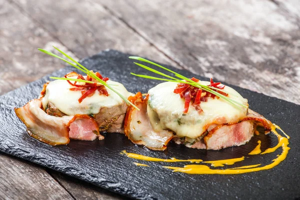 Bife Carne Envolto Prosciutto Com Queijo Tomates Secos Fundo Ardósia — Fotografia de Stock