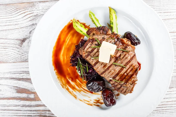 Gegrilltes Schweineschnitzel Mit Datteln Honig Rosmarin Spargel Und Rübensalat Auf — Stockfoto