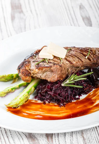 Gegrilltes Schweineschnitzel Mit Datteln Honig Rosmarin Spargel Und Rübensalat Auf — Stockfoto