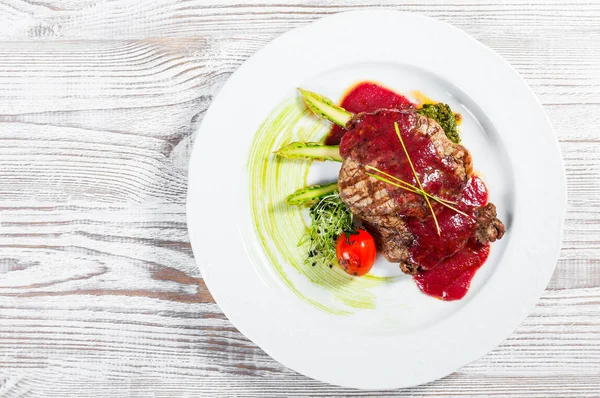 Gegrilltes Ribeye Rindersteak Mit Beerensauce Spargel Und Brokkoli Auf Hellem — Stockfoto