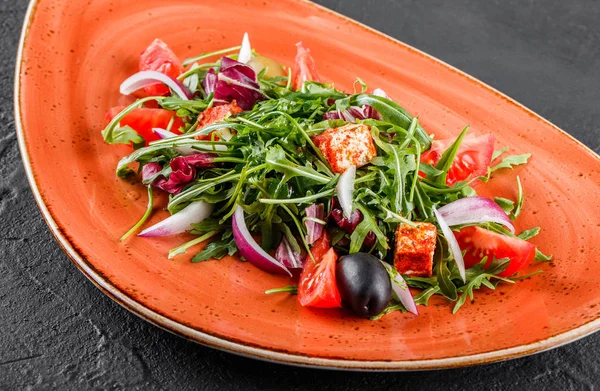 Salat Mit Rucola Tofu Käse Tomaten Und Schwarzen Oliven Auf — Stockfoto