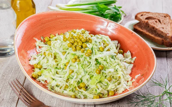 Ensalada Fresca Con Col Guisantes Verdes Cebollas Verduras Sobre Fondo — Foto de Stock