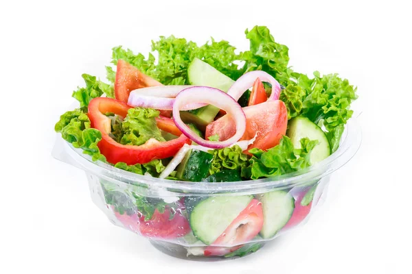 Taze sebze salatası beyaz arkaplanda izole edilmiş.