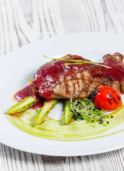 Gegrilltes Ribeye Rindersteak Mit Beerensauce Spargel Und Brokkoli Auf Hellem — Stockfoto