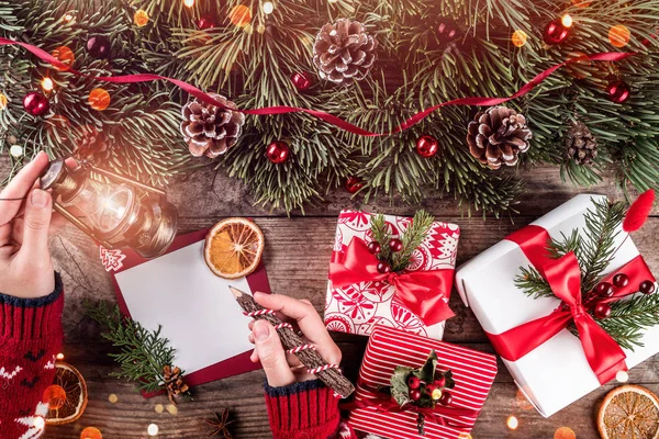 크리스마스 전나무 가지에 산타에게 편지를 크리스마스와 받으세요 Bokeh 빛나는 — 스톡 사진