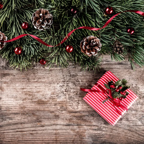 Vánoční Jedle Větví Dovolené Dřevěné Pozadí Dárkové Krabičky Šišky Červená — Stock fotografie